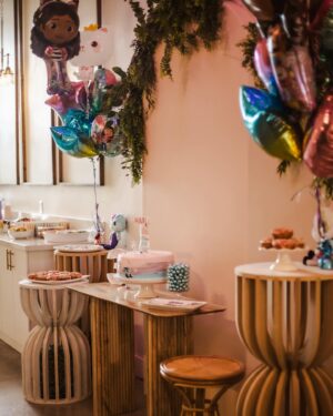 Tetona Jackson Instagram - Well… Harlie’s Dollhouse was a success! Thank you to everyone who made this party possible. Thank you @theprettyproject_ for capturing these precious moments. And a huge thank you to everyone who came out and celebrated Harlie’s special day with us 🫶🏾. Party planning is fun but I definitely need a break 🫠