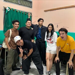 Teuku Rizky Muhammad Instagram - Kita Ke Sana, sore ini jam 16.00 di youtube HINDIA. Mari tersedu-sedu bahagiaaaaaaaaaa