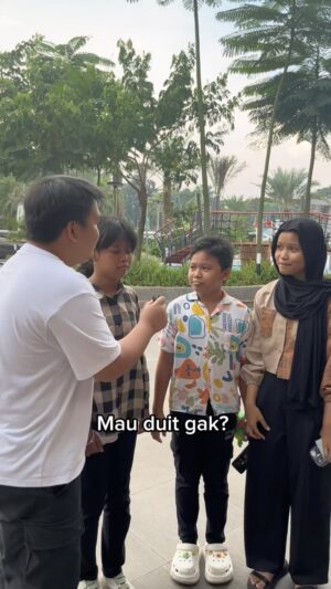 Teuku Rizky Muhammad Instagram - aku suka bagi bagi duit emang 🥰 
-
next kita bikin apalagi yang seru? comment di bawah 👇🏽