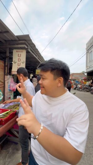 Teuku Rizky Muhammad Instagram - berburu takjil bersama ibu-ibu pecinta hermes *bajuijo