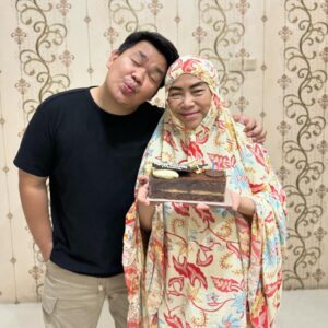Teuku Rizky Muhammad Instagram - berhubung ini hari ulang tahun nyokap gua (udah single 17 tahun) alias janda 🥰. Coba aduin kelakuan gua dikolom comment di bawah 👇🏽 
nanti gua sampaikan ke beliau