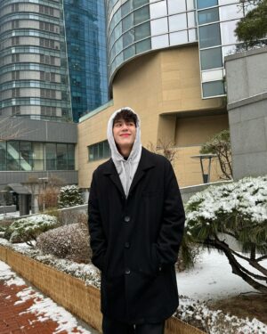 Thakorn Promsatitkul Instagram - Lotte with snow in his hands ❄️☃ ️