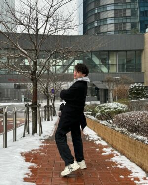 Thakorn Promsatitkul Instagram - Lotte with snow in his hands ❄️☃ ️