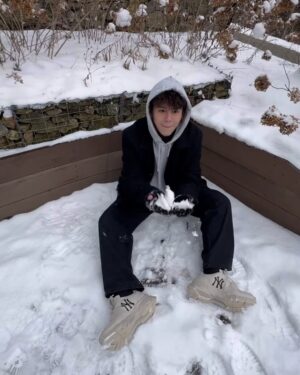 Thakorn Promsatitkul Instagram - Lotte with snow in his hands ❄️☃ ️