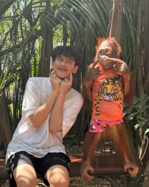Thakorn Promsatitkul Instagram - แยกไม่ออกฝั่งไหนคือลิงตัวจริง 🙈🙉