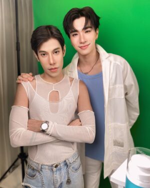 Thamrong Cunpisut Instagram - 3-4 ปีที่ไม่ได้เจอกัน จนวันกลับมาทำงานด้วยกันอีกรอบ ก็ได้พบว่านอกจากหล่อขึ้นเก่งขึ้นแล้ว ยังคงหลับตาข้างเดียวไม่ได้ และไม่เก็ตมุขอะไรเหมือนเดิม 5555555555555
#SkintificTHxPERTH 
#PerthTanapon
#KDPPE