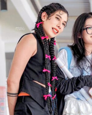 Thamrong Cunpisut Instagram - เราว่าความสนุกอย่างหนึ่งของอาชีพที่ฟาทำ ไม่ว่าจะเป็นสายพิธีกรหรือสายการแสดง คือการที่เราได้เป็นในสิ่งที่เราไม่เคยได้เป็น เป็นใครที่เราไม่น่าจะมีวันเป็นอย่างเขาได้ บางครั้งฟากลายเป็นเด็กวิศวะ บางครั้งฟากลายเป็นผู้ช่วยแพทย์ผ่าตัดหัวใจ หรือแม้แต่งานพิธีกร จริงอยู่ว่าลูกค้าก็ต้องให้ความสำคัญกับความสามารถและตัวตนของเราเป็นอย่างแรกๆ แต่มันก็ยังมีธีมงานที่เปลี่ยนไปแบบแทบไม่ซ้ำกันเลยสักงาน ให้เราได้แต่งตัวแปลกๆ และลองอะไรใหม่ๆอยู่เสมอ ฟาใช้อาชีพนี้เลี้ยงตัวเองและครอบครัวมาหลายปีแล้วก็จริง แต่ฟาไม่เคยหยุดหลงรักมันเลยสักวัน ❤️
#โชคดีแค่ไหนแล้วที่ได้ทำอาชีพในฝัน
#จ้างได้นะฮะให้เป็นอะไรก็จะเป็นให้หมด

เครดิตเจ้าของอยู่ในภาพ : ขอบคุณสำหรับภาพสวย ๆ ด้วยนะฮะ 🙏🏽