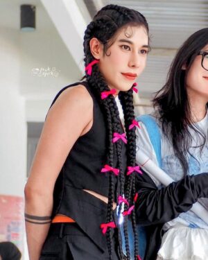 Thamrong Cunpisut Instagram - เราว่าความสนุกอย่างหนึ่งของอาชีพที่ฟาทำ ไม่ว่าจะเป็นสายพิธีกรหรือสายการแสดง คือการที่เราได้เป็นในสิ่งที่เราไม่เคยได้เป็น เป็นใครที่เราไม่น่าจะมีวันเป็นอย่างเขาได้ บางครั้งฟากลายเป็นเด็กวิศวะ บางครั้งฟากลายเป็นผู้ช่วยแพทย์ผ่าตัดหัวใจ หรือแม้แต่งานพิธีกร จริงอยู่ว่าลูกค้าก็ต้องให้ความสำคัญกับความสามารถและตัวตนของเราเป็นอย่างแรกๆ แต่มันก็ยังมีธีมงานที่เปลี่ยนไปแบบแทบไม่ซ้ำกันเลยสักงาน ให้เราได้แต่งตัวแปลกๆ และลองอะไรใหม่ๆอยู่เสมอ ฟาใช้อาชีพนี้เลี้ยงตัวเองและครอบครัวมาหลายปีแล้วก็จริง แต่ฟาไม่เคยหยุดหลงรักมันเลยสักวัน ❤️
#โชคดีแค่ไหนแล้วที่ได้ทำอาชีพในฝัน
#จ้างได้นะฮะให้เป็นอะไรก็จะเป็นให้หมด

เครดิตเจ้าของอยู่ในภาพ : ขอบคุณสำหรับภาพสวย ๆ ด้วยนะฮะ 🙏🏽