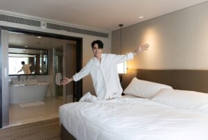 Thanapon Jarujitranon Instagram - หลังจากทำงานเสร็จ ตี๋ก็ได้มาพักที่ โรงแรม @marriottmarquisbkk  บอกเลยครับว่า เตียงนุ่ม บรรยากาศดี ที่สำคัญ บริการที่นี่ดีมากกกก อยากให้ทุกคนมา สัมผัสห้องพัก สถานที่อำนวยความสะดวกของโรงแรม มีสระว่ายน้ำห้องฟิตเนสและร้านอาหารอร่อยมากมาย ที่เหมาะสำหรับพาคนที่เรารักมาพักผ่อน หรือจะมาคนเดียวก็ไม่ติด เพราะเมื่อได้เข้ามารับบริการที่นี้บอกเลยว่า อุ่นใจมากๆครับ มาพักที่นี่แล้วรู้สึกเหมือนได้ ชาร์จพลังเพื่อได้กลับไปทำงานอีกครั้ง ถือว่าเป็นการพักผ่อนที่คุ้มค่ามากๆครับ ใจฟู❤️🥰🙏🏻 #marriottmarquisbkk