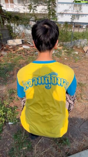 Thanavate Siriwattanakul Instagram - ใส่เสื้อสุขชาวบ้านแล้วมีความสุขมากกกกกกก 
ไม่ว่าจะไปที่ไหน ทำอะไร อากาศร้อนแค่ไหน … 
ใครไม่เชื่อ ลองไหาใส่ดูนะครับ ตัวละ 399 
ตำได้ที่เพจ @sookchaobaan ทุกช่องทางเลย