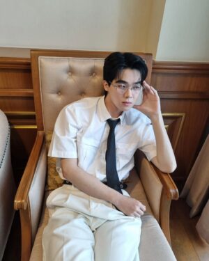 Thanawat Uthaikitwanit Instagram - what do u call this look ? 🤓
