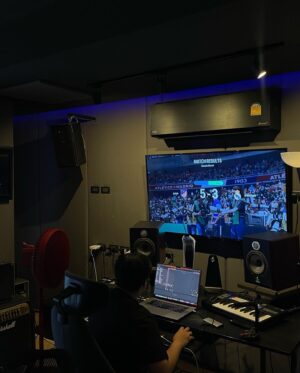 Thanawin Pholcharoenrat Instagram - Studio sessions 🎙️💨@tuesdaymadeit