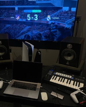 Thanawin Pholcharoenrat Instagram - Studio sessions 🎙️💨@tuesdaymadeit