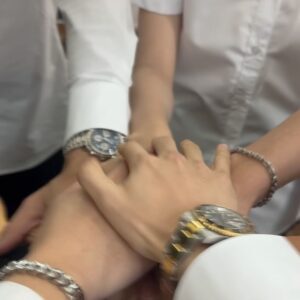 Thanawin Teeraphosukarn Instagram - ขอบคุณ @nanon_korapat มากๆเพื่อนที่นึกถึงกูและชวนมาทำอะไรสนุกๆด้วยกัน มึงเก่งมากภูมิใจว่ะ ดีใจแทนเลยวันนี้ คนรักมึงเยอะมากๆเลยนะเพื่อน กูคอยเชียร์มึงเสมอ เก่งสุดๆวันนี้👏🏻 ไว้มาร้องเพลงด้วยกันอีกเพื่อน 🎤

ขอบคุณพี่ @tha_sataporn ที่ให้โอกาสหลุยส์นะครับ ขอบคุณพี่ @kaewoic ยินดีที่ได้ร่วมงานกับพี่ครับสนุกมากๆครับ ขอบคุณศิลปินทุกคนที่มาร่วมความเบียวไปด้วยกัน และขอบคุณแฟนๆนนนที่เสียสละเวลามาดูความเบียวของ SCL Band ด้วยครับ😂🙏🏻❤️.