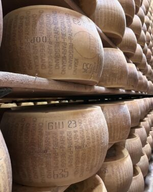 Thanwa Suriyajak Instagram - 🧀 Parmigiano Reggiano! 
มีโอกาสได้มาเที่ยวที่ปาร์มา อิตาลี เลยแวะชมโรงงานชีสที่ดีที่สุดแห่งหนึ่งของโลก ประทับใจมากตั้งแต่การเลี้ยงวัว การทำชีสแต่และขั้นตอนที่ละเอียดอ่อน คนรักการทำอาหารแบบผมต้องไม่พลาด! จะมาลงโพส reel ขั้นตอนให้ทุกคนได้ชมในโพสถัดๆไปนะครับ 😋