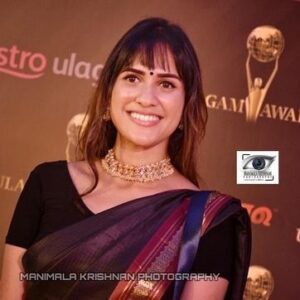 Thasha Krishnakumar Instagram - Ulagam Awards ♥️

📸: @manimalakrishnan 
Accessories: @kedai.lah
