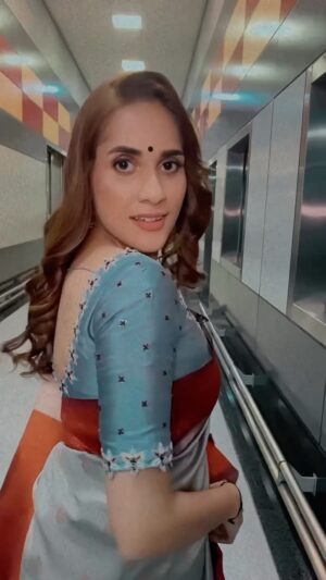 Thasha Krishnakumar Instagram - ASTRO Saravedi Night 💫 

Mua: @rajaveldoesmakeup 
Hairdo: @brushedby.datinjasmine 
Saree: @kedai.lah 
Aari blouse: @eelakshii 

#sareelove #sareefashion #reelsinstagram #reels