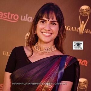 Thasha Krishnakumar Instagram - Ulagam Awards ♥️

📸: @manimalakrishnan 
Accessories: @kedai.lah