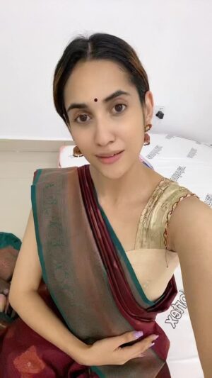 Thasha Krishnakumar Instagram - Coz it has been ages. Hi insta fam! 😝

Saree by: @kedai.lah ♥️