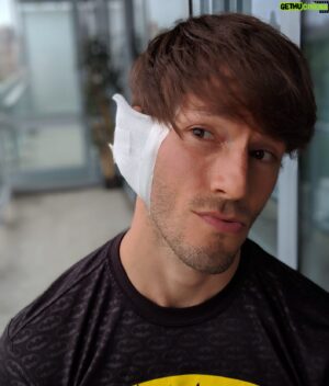 Thayne Jasperson Instagram - Remember when I had gun wounds to the ear in the Battle of Yorktown?👂🏼🔫 Sighhhhh... how I miss the stage @hamiltonmusical 
•
•
#Hamilton..TheRealness #WhatDidWhoNOTMiss?#SeaburyFreeThoughts #Ouch💥