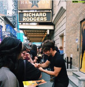 Thayne Jasperson Instagram - Made my day when this sweet girl said she came all the way here just to see ME! 😁Thank you ALL who support and love! Truly could NOT do it without YOU! 💙💚
#Spread❤️ #AmazingHumans #Hamilton #Sons&DaughtersOfLiberty🗽 #SeaburysFreeThoughts