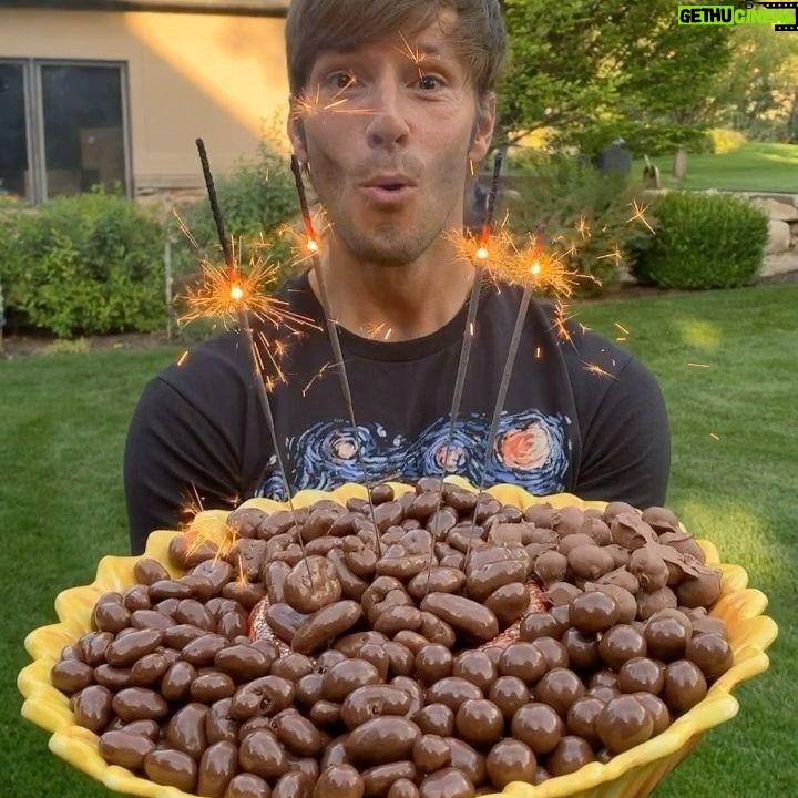 Thayne Jasperson - 22.2K Likes - 🥳Thanks for all the birthday love y’all! 20 is lookin GREAT so far. 😁
•
•
#BestBirthdayCakeEverrr...a bowl full of chocolate nuts 🍫😁 #SeaburysFreeThoughts #Birthday🎉