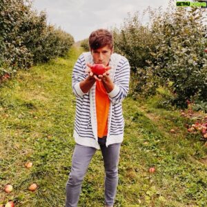 Thayne Jasperson Instagram - 🍂An autumnal moment; 🍎 picking 
•
•
#ApplePickin #TakeABite #EvilQueenSnowWhite #SeaburysFreeThoughts #Hamilton-LifeOnTheOutside