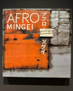 Theaster Gates Instagram - シアスターゲイツ展
アフロ民藝行ってきました！(^.^)

ゲイツは、
閉業した建築を買い取ってリノベーション、
閉業した本屋やレコード屋から商品大量に買い取って、
近所の住民たちに開放して楽しんでもらう(>_<)
なんて面白いことしております！
さらに自宅を開放し、映画上映😂

人が集まることで、交流が生まれ、
みんなが近寄らなかった場所を再生し、
人気スポットにしてしまうんです(^.^)

さらに黒人文化財収集、
日本の陶芸家の世に出ない作品を大量に譲り受け、
使わなくなった酒瓶も大量に譲り受け、
それらを大量に展示。大迫力であります(>_<)！

お土産にゲイツがブレンドしたお茶🍵🫖とお香を買いました！(^.^)
それでは急いで息子のお迎えに行ってきます🏃‍♂️〜。

#theastergates #シアスターゲイツ #森美術館
