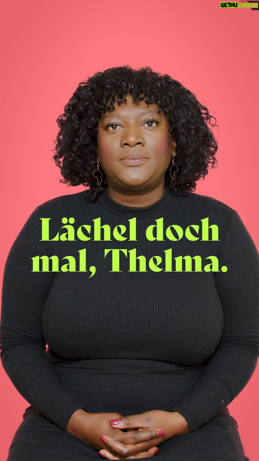 Thelma Buabeng - 3.1K Likes - Wurdet ihr schon mal aufgefordert zu lächeln, obwohl euch so gar nicht danach war?😬
Lächeln an sich ist zwar schön, aber bedeutet es automatisch, dass wir glücklich sind? 🤔 Schauspielerin, Comedian und Aktivistin Thelma Buabeng (@thelmabuabeng) überlegt mit uns, wie das Patriarchat die Mimik von Frauen und weiblich gelesenen Personen beeinflusst. Und erinnert sich, welche Rolle ein wohlwollender Gesichtsausdruck für sie als Schwarze Frau beim Aufwachsen und im Job gespielt hat. Vielen Dank für’s Teilen deiner Geschichte, Thelma.💜
Welche Macht-Dynamiken noch dahinter stecken, lest ihr im Artikel unserer Gastautorin Edith Löhle (@__edditude__) in der #SchuleGegenSexismus. Link in Bio und Story.
PS: Schaut unbedingt bis zum Ende des Videos. Mit am Set war nämlich auch DIE Gladys von „Tell Me Nothing From The Horse“ (@_tmnfth_) *KREISCH*! Leider war sie über das Verhalten des Drehteams überhaupt nicht amused und hatte eine klare Botschaft im Gepäck. Aber seht selbst.
#PINKSTINKS #Smile #LächelnNichtVergessen #LächelnBitte #AngryBlackWoman #RestingBitchFace #Patriarchat #GegenRassimus #Feminismus #SchuleGegenSexismus