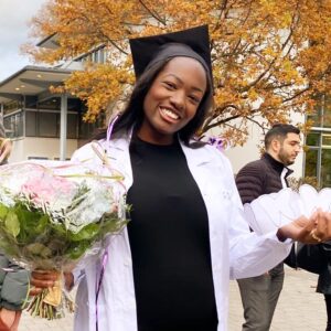 Thelma Buabeng Instagram - SHE'S A DENTIST 👸🏾🦷🧠💯

I AM BEYOND PROUD OF YOU @_my.name.is.naomi_ 
AND I BOW BEFORE YOU KNOWING HOW TOUGH  IT WAS TO GET HERE!!

BUT YOU DID OOO...YOU'VE MADE IT ❗️

CONGRATULATIONS TO YOU MY LOVE 👏🏿💯🖤

MY TEETH ARE YOURS ☝🏿

PROUD SISTER OF A DENTIST.

👸🏾🦷💯🙏🏿🧠💋🖤💃🏿🫶🏿