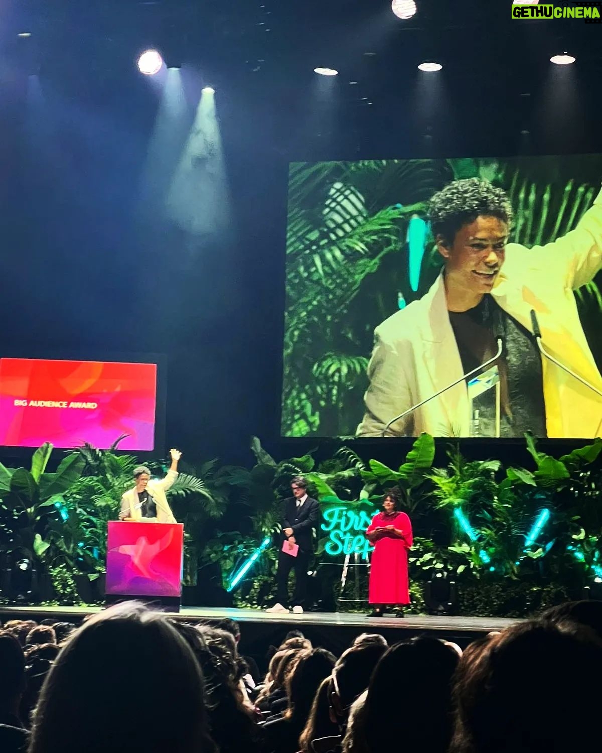 Thelma Buabeng - 652 Likes - ✨️✨️VERY GOOD NEWS ✨️✨️
@merlegrimme hat gestern beim @firststepsaward den AUDIENCE AWARD gewonnen für unseren Film @clashingdifferences 👏🏿💯💃🏿✨️
Ich bin so stolz auf dich und der Preis ist sowas von verdient für unseren geilen Film und all deine Arbeit und die Kraft, die du einsetzt um die Strukturen zu verändern
Danke!
GLÜCKWUNSCH 💯🏆💯
CLASHING DIFFERENCES gibt es übrigens in der @zdfmediathek
zu sehen.
Gönnt euch!
Link in Bio ☝🏿
#firststepsaward #wewon #clashingdifferences #merlegrimme #representationmatters #proud #yasss
🖤💯🏆👸🏽💯🏆🖤