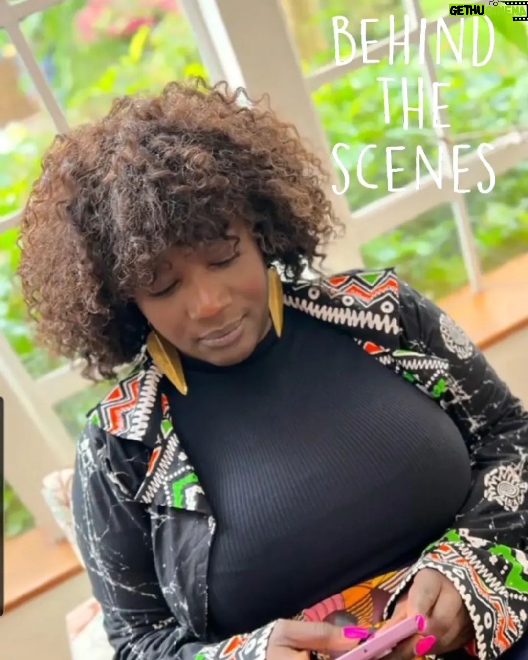 Thelma Buabeng - 666 Likes - Let's make this a better world.
Aber wie? Diese drei Dinge habe ich auf meiner Reise nach Kenia gelernt über deutsche Entwicklungszusammenarbeit gelernt:
1. Wer gemeinsam Veränderung anstoßen will, schafft das am besten mit Gleichgesinnten und im direkten Austausch mit betroffenen Personen oder Institutionen.
2. Entwicklungszusammenarbeit ist nur effektiv, wenn viele kleine, lokale Organisationen unterstützt werden. Sie wissen am besten, welche konkreten Probleme gelöst werden müssen und wie man diese im kulturellen Kontext angehen kann.
3. Empowerment von Mädchen und Frauen ist maximal nachhaltig. Sie geben ihr Wissen rund um Selbstbestimmung, Gesundheit und finanzielle Unabhängigkeit direkt an ihre Community weiter. Eine aufgeklärte Frau erreicht ein großes Netzwerk.
Um so stolzer macht es mich, dass ich euch diese Geschichte zeigen kann. Welches Wissen gebt ihr gerne an andere Frauen weiter?
#bleedwithprideperiod #padmad #kenya #empowerment #thankyou
🖤🫶🏿🖤