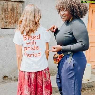 Thelma Buabeng - 666 Likes - Let's make this a better world.
Aber wie? Diese drei Dinge habe ich auf meiner Reise nach Kenia gelernt über deutsche Entwicklungszusammenarbeit gelernt:
1. Wer gemeinsam Veränderung anstoßen will, schafft das am besten mit Gleichgesinnten und im direkten Austausch mit betroffenen Personen oder Institutionen.
2. Entwicklungszusammenarbeit ist nur effektiv, wenn viele kleine, lokale Organisationen unterstützt werden. Sie wissen am besten, welche konkreten Probleme gelöst werden müssen und wie man diese im kulturellen Kontext angehen kann.
3. Empowerment von Mädchen und Frauen ist maximal nachhaltig. Sie geben ihr Wissen rund um Selbstbestimmung, Gesundheit und finanzielle Unabhängigkeit direkt an ihre Community weiter. Eine aufgeklärte Frau erreicht ein großes Netzwerk.
Um so stolzer macht es mich, dass ich euch diese Geschichte zeigen kann. Welches Wissen gebt ihr gerne an andere Frauen weiter?
#bleedwithprideperiod #padmad #kenya #empowerment #thankyou
🖤🫶🏿🖤