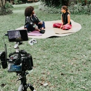 Thelma Buabeng Instagram - Let's make this a better world.
Aber wie? Diese drei Dinge habe ich auf meiner Reise nach Kenia gelernt über deutsche Entwicklungszusammenarbeit gelernt:

 

1. Wer gemeinsam Veränderung anstoßen will, schafft das am besten mit Gleichgesinnten und im direkten Austausch mit betroffenen Personen oder Institutionen.

 

2. Entwicklungszusammenarbeit ist nur effektiv, wenn viele kleine, lokale Organisationen unterstützt werden. Sie wissen am besten, welche konkreten Probleme gelöst werden müssen und wie man diese im kulturellen Kontext angehen kann.

 

3. Empowerment von Mädchen und Frauen ist maximal nachhaltig. Sie geben ihr Wissen rund um Selbstbestimmung, Gesundheit und finanzielle Unabhängigkeit direkt an ihre Community weiter. Eine aufgeklärte Frau erreicht ein großes Netzwerk.

 

Um so stolzer macht es mich, dass ich euch diese Geschichte zeigen kann. Welches Wissen gebt ihr gerne an andere Frauen weiter?

#bleedwithprideperiod #padmad #kenya #empowerment #thankyou 
🖤🫶🏿🖤