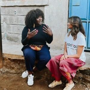 Thelma Buabeng Instagram - Let's make this a better world.
Aber wie? Diese drei Dinge habe ich auf meiner Reise nach Kenia gelernt über deutsche Entwicklungszusammenarbeit gelernt:

 

1. Wer gemeinsam Veränderung anstoßen will, schafft das am besten mit Gleichgesinnten und im direkten Austausch mit betroffenen Personen oder Institutionen.

 

2. Entwicklungszusammenarbeit ist nur effektiv, wenn viele kleine, lokale Organisationen unterstützt werden. Sie wissen am besten, welche konkreten Probleme gelöst werden müssen und wie man diese im kulturellen Kontext angehen kann.

 

3. Empowerment von Mädchen und Frauen ist maximal nachhaltig. Sie geben ihr Wissen rund um Selbstbestimmung, Gesundheit und finanzielle Unabhängigkeit direkt an ihre Community weiter. Eine aufgeklärte Frau erreicht ein großes Netzwerk.

 

Um so stolzer macht es mich, dass ich euch diese Geschichte zeigen kann. Welches Wissen gebt ihr gerne an andere Frauen weiter?

#bleedwithprideperiod #padmad #kenya #empowerment #thankyou 
🖤🫶🏿🖤