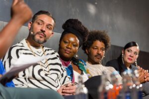 Thelma Buabeng Instagram - Unser erstes @peopleofdeutschland & Friends-Panel, von @thelmabuabeng moderiert, befasste sich mit der Frage: 

„Rechtsruck in Deutschland. Was passiert jetzt eigentlich nach den Demos?” 

Mit dabei: @mirrianne_m, Gastautorin, Stadtverordnete der Stadt Frankfurt, Bündnis 90/Die Grünen. Mirrianne ist selbst eine so mutige Person und Thelma sprach mit ihr darüber, was Menschen tun, denen vielleicht jetzt gerade ein wenig Mut fehlt und was Mirrianne zur Zeit von ihren Mitmenschen erwartet.

@giannijovanovic78, Autor, Moderator, Aktivist: 
Als Vorbild in der Migra-Community insgesamt und in der Sintize und Romnja Community im speziellen, vor allem seit seinem Auftritt bei der „Besten Instanz“, wollten wir von Gianni wissen, was sich seitdem geändert hat und ob man uns mehr zuhört?

@tyronricketts, Produzent, Schauspieler, Moderator, Unternehmer. Er fördert in der Filmindustrie mit @panthertainment vor allem erfolgreich Produktionen in denen BIPOCs vorkommen, wie z.B. Sam ein Sachse auf @disneyplusde Wir wollten wissen, ob die Botschaft, dass wir Teil dieser Gesellschaft sind, angekommen ist und waren sehr stolz und glücklich, dass auch Schauspieler aus dem Cast von SAM  Ein Sachse im Raum waren, wie z.B. Hauptdarsteller @malick.bauer und Schauspieler @daniel_dee_klare.

Dr. Reyhan Sahin aka @dr.bitch_ray, Wissenschaftlerin, Autorin, Bildungsreferentin, Aktivistin, Rapperin sprach auch darüber, dass wir auch innerhalb unserer Communities auch Diskrepanzen haben, über die wir nicht hinwegsehen dürfen und dass diskriminiert zu sein nicht davor schützt auch selbst zu diskriminieren.

Frank Joung, Journalist, Moderator und Podcaster (@halbekatoffl) Nach all den Jahren als Podcaster kann er die Stimmung und Stimmen der Migras vor allem zu aktuellen Themen sehr gut beobachten und Thelma sprach mit ihm darüber, welche Tendenzen er sieht und ob mit Angst oder Hoffnung in die Zukunft schaut.

Danke an alle Beteiligten, es war wunderbar!! Danke @thelmabuabeng für die tolle Moderation!

📸: Thomas Rafalzyk