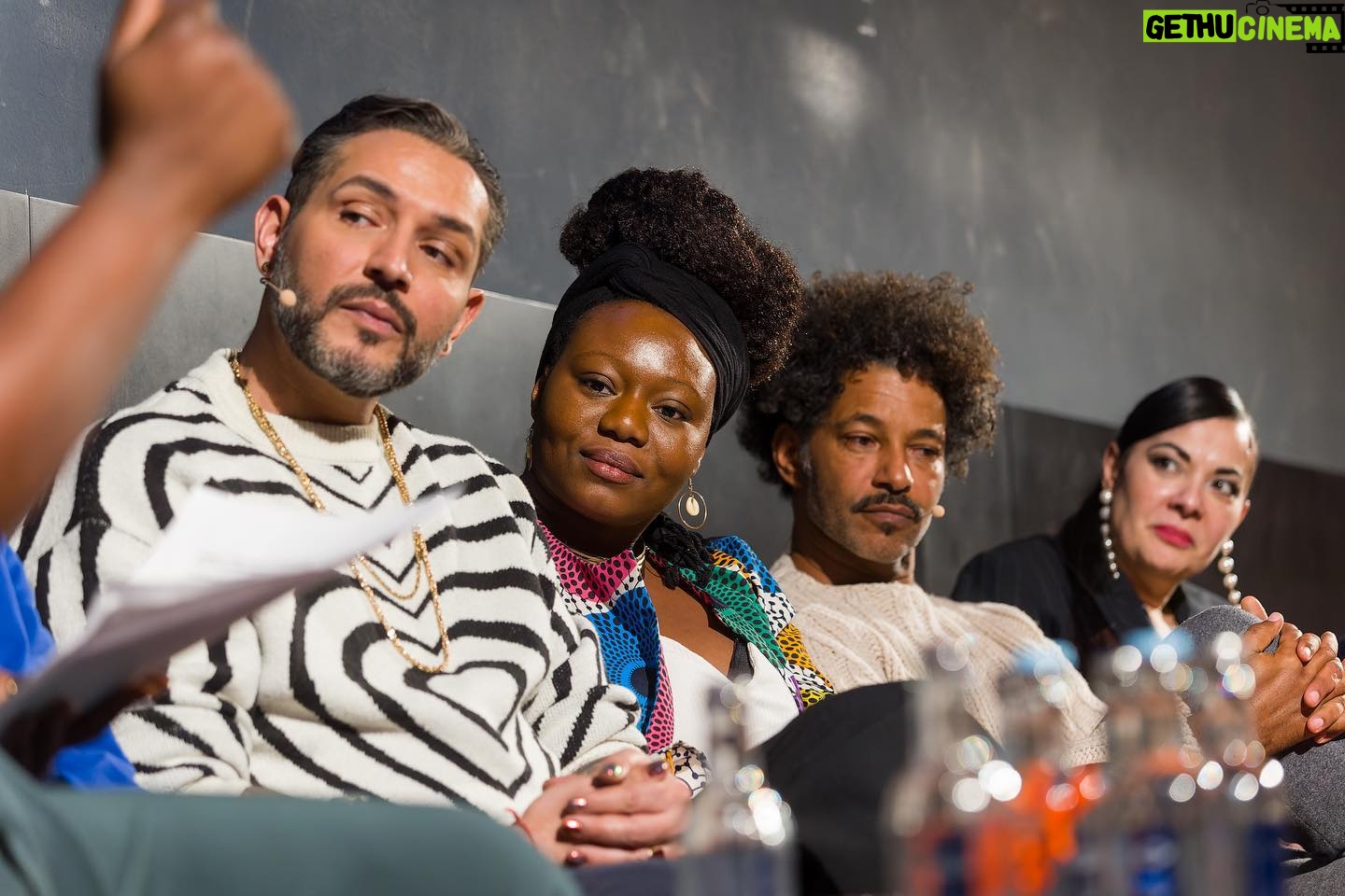 Thelma Buabeng - 505 Likes - Unser erstes @peopleofdeutschland & Friends-Panel, von @thelmabuabeng moderiert, befasste sich mit der Frage:
„Rechtsruck in Deutschland. Was passiert jetzt eigentlich nach den Demos?”
Mit dabei: @mirrianne_m, Gastautorin, Stadtverordnete der Stadt Frankfurt, Bündnis 90/Die Grünen. Mirrianne ist selbst eine so mutige Person und Thelma sprach mit ihr darüber, was Menschen tun, denen vielleicht jetzt gerade ein wenig Mut fehlt und was Mirrianne zur Zeit von ihren Mitmenschen erwartet.
@giannijovanovic78, Autor, Moderator, Aktivist:
Als Vorbild in der Migra-Community insgesamt und in der Sintize und Romnja Community im speziellen, vor allem seit seinem Auftritt bei der „Besten Instanz“, wollten wir von Gianni wissen, was sich seitdem geändert hat und ob man uns mehr zuhört?
@tyronricketts, Produzent, Schauspieler, Moderator, Unternehmer. Er fördert in der Filmindustrie mit @panthertainment vor allem erfolgreich Produktionen in denen BIPOCs vorkommen, wie z.B. Sam ein Sachse auf @disneyplusde Wir wollten wissen, ob die Botschaft, dass wir Teil dieser Gesellschaft sind, angekommen ist und waren sehr stolz und glücklich, dass auch Schauspieler aus dem Cast von SAM Ein Sachse im Raum waren, wie z.B. Hauptdarsteller @malick.bauer und Schauspieler @daniel_dee_klare.
Dr. Reyhan Sahin aka @dr.bitch_ray, Wissenschaftlerin, Autorin, Bildungsreferentin, Aktivistin, Rapperin sprach auch darüber, dass wir auch innerhalb unserer Communities auch Diskrepanzen haben, über die wir nicht hinwegsehen dürfen und dass diskriminiert zu sein nicht davor schützt auch selbst zu diskriminieren.
Frank Joung, Journalist, Moderator und Podcaster (@halbekatoffl) Nach all den Jahren als Podcaster kann er die Stimmung und Stimmen der Migras vor allem zu aktuellen Themen sehr gut beobachten und Thelma sprach mit ihm darüber, welche Tendenzen er sieht und ob mit Angst oder Hoffnung in die Zukunft schaut.
Danke an alle Beteiligten, es war wunderbar!! Danke @thelmabuabeng für die tolle Moderation!
📸: Thomas Rafalzyk