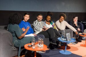 Thelma Buabeng Instagram - Unser erstes @peopleofdeutschland & Friends-Panel, von @thelmabuabeng moderiert, befasste sich mit der Frage: 

„Rechtsruck in Deutschland. Was passiert jetzt eigentlich nach den Demos?” 

Mit dabei: @mirrianne_m, Gastautorin, Stadtverordnete der Stadt Frankfurt, Bündnis 90/Die Grünen. Mirrianne ist selbst eine so mutige Person und Thelma sprach mit ihr darüber, was Menschen tun, denen vielleicht jetzt gerade ein wenig Mut fehlt und was Mirrianne zur Zeit von ihren Mitmenschen erwartet.

@giannijovanovic78, Autor, Moderator, Aktivist: 
Als Vorbild in der Migra-Community insgesamt und in der Sintize und Romnja Community im speziellen, vor allem seit seinem Auftritt bei der „Besten Instanz“, wollten wir von Gianni wissen, was sich seitdem geändert hat und ob man uns mehr zuhört?

@tyronricketts, Produzent, Schauspieler, Moderator, Unternehmer. Er fördert in der Filmindustrie mit @panthertainment vor allem erfolgreich Produktionen in denen BIPOCs vorkommen, wie z.B. Sam ein Sachse auf @disneyplusde Wir wollten wissen, ob die Botschaft, dass wir Teil dieser Gesellschaft sind, angekommen ist und waren sehr stolz und glücklich, dass auch Schauspieler aus dem Cast von SAM  Ein Sachse im Raum waren, wie z.B. Hauptdarsteller @malick.bauer und Schauspieler @daniel_dee_klare.

Dr. Reyhan Sahin aka @dr.bitch_ray, Wissenschaftlerin, Autorin, Bildungsreferentin, Aktivistin, Rapperin sprach auch darüber, dass wir auch innerhalb unserer Communities auch Diskrepanzen haben, über die wir nicht hinwegsehen dürfen und dass diskriminiert zu sein nicht davor schützt auch selbst zu diskriminieren.

Frank Joung, Journalist, Moderator und Podcaster (@halbekatoffl) Nach all den Jahren als Podcaster kann er die Stimmung und Stimmen der Migras vor allem zu aktuellen Themen sehr gut beobachten und Thelma sprach mit ihm darüber, welche Tendenzen er sieht und ob mit Angst oder Hoffnung in die Zukunft schaut.

Danke an alle Beteiligten, es war wunderbar!! Danke @thelmabuabeng für die tolle Moderation!

📸: Thomas Rafalzyk