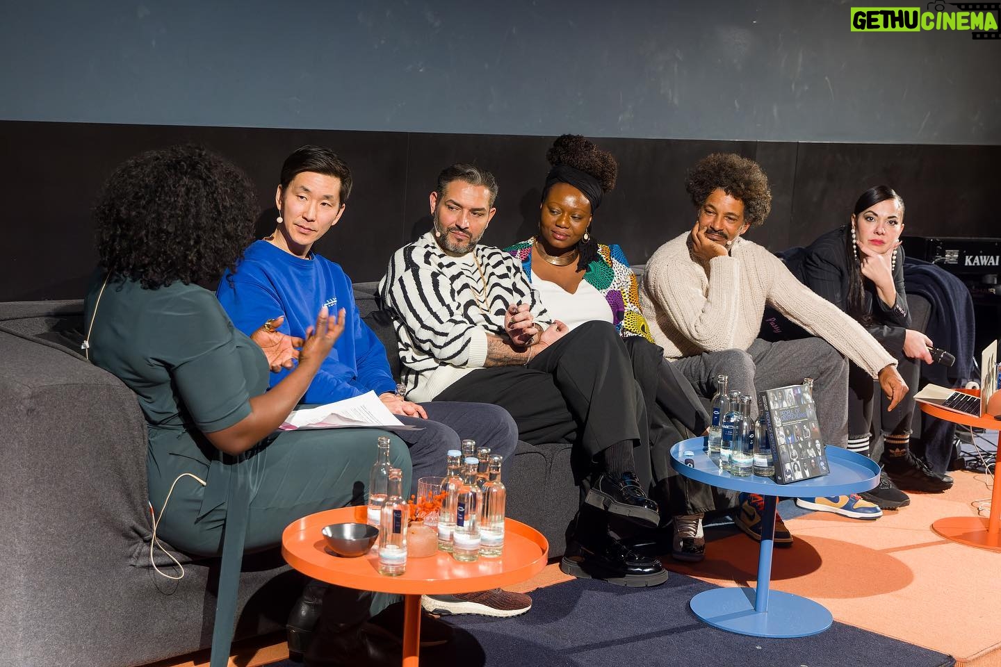 Thelma Buabeng - 505 Likes - Unser erstes @peopleofdeutschland & Friends-Panel, von @thelmabuabeng moderiert, befasste sich mit der Frage:
„Rechtsruck in Deutschland. Was passiert jetzt eigentlich nach den Demos?”
Mit dabei: @mirrianne_m, Gastautorin, Stadtverordnete der Stadt Frankfurt, Bündnis 90/Die Grünen. Mirrianne ist selbst eine so mutige Person und Thelma sprach mit ihr darüber, was Menschen tun, denen vielleicht jetzt gerade ein wenig Mut fehlt und was Mirrianne zur Zeit von ihren Mitmenschen erwartet.
@giannijovanovic78, Autor, Moderator, Aktivist:
Als Vorbild in der Migra-Community insgesamt und in der Sintize und Romnja Community im speziellen, vor allem seit seinem Auftritt bei der „Besten Instanz“, wollten wir von Gianni wissen, was sich seitdem geändert hat und ob man uns mehr zuhört?
@tyronricketts, Produzent, Schauspieler, Moderator, Unternehmer. Er fördert in der Filmindustrie mit @panthertainment vor allem erfolgreich Produktionen in denen BIPOCs vorkommen, wie z.B. Sam ein Sachse auf @disneyplusde Wir wollten wissen, ob die Botschaft, dass wir Teil dieser Gesellschaft sind, angekommen ist und waren sehr stolz und glücklich, dass auch Schauspieler aus dem Cast von SAM Ein Sachse im Raum waren, wie z.B. Hauptdarsteller @malick.bauer und Schauspieler @daniel_dee_klare.
Dr. Reyhan Sahin aka @dr.bitch_ray, Wissenschaftlerin, Autorin, Bildungsreferentin, Aktivistin, Rapperin sprach auch darüber, dass wir auch innerhalb unserer Communities auch Diskrepanzen haben, über die wir nicht hinwegsehen dürfen und dass diskriminiert zu sein nicht davor schützt auch selbst zu diskriminieren.
Frank Joung, Journalist, Moderator und Podcaster (@halbekatoffl) Nach all den Jahren als Podcaster kann er die Stimmung und Stimmen der Migras vor allem zu aktuellen Themen sehr gut beobachten und Thelma sprach mit ihm darüber, welche Tendenzen er sieht und ob mit Angst oder Hoffnung in die Zukunft schaut.
Danke an alle Beteiligten, es war wunderbar!! Danke @thelmabuabeng für die tolle Moderation!
📸: Thomas Rafalzyk