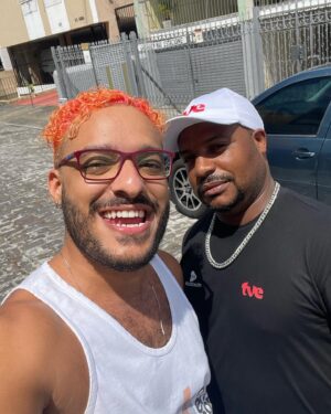 Thiago Almasy Instagram - Foi assim que encerrei minha participação na transmissão da @tvebahia ontem: todo lindo vestindo @terepraserfeliz, muito bem acompanhado e com uma sensação de missão cumprida que não cabe em mim. Muito obrigado a todos, todas e todes que tornaram essa experiencia maravilhosa. Espero poder retribuir toda gentileza e cuidado que recebi ao longo desses dias, e que nossos caminhos continuem se cruzando em encontros ainda mais inesquecíveis. Botar essa (a maior e melhor) transmissão do carnaval de Salvador na rua é um trabalho feito a muitas mãos e todos os profissionais estão de parabéns. Figurino, maquiagem, produção, transporte, limpeza, cinegrafistas, operadores de som, seguranças, dentre outros muitos. Parabéns a todos vocês! Muito orgulho por ter feito parte disso! Obrigado pela confiança @tvebahia que seja a primeira de muitas 🎉✨🎉✨🎉✨