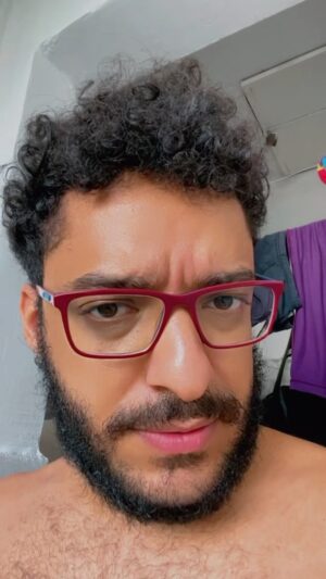 Thiago Almasy Instagram - Setembro mal começou e o calor já veio de com força 👊🏽