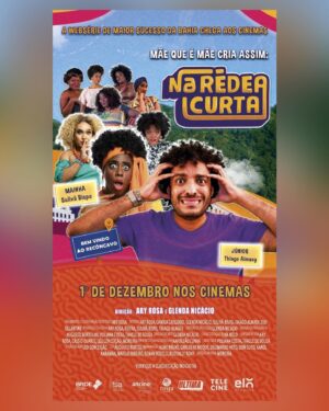 Thiago Almasy Instagram - Hoje marca um ano desde a estreia de @naredeacurta nos cinemas do Brasil, coincidindo com o ano em que fomos selecionados para o Fundo Vozes Negras do YouTube. Isso representa o encerramento de um ciclo muito importante coroado com a realização de um grande sonho. Utilizamos os recursos do fundo para, pela primeira vez, remunerar todos que contribuíram ao longo dos 20 episódios da última temporada. Sim, infelizmente essa foi a última temporada.

Para este projeto, compartilhei minha casa, roupas, cachorros, adereços da minha mãe, minhas histórias e as dos outros, tudo entrelaçado com a experiência de quem abre a porta de casa e reconhece nas ruas o verdadeiro Brasil que sustenta este país: matriarcal, negro, criativo, potente...

Quando alcançamos o sucesso na internet, pedi ao universo que essa história chegasse ao teatro (e chegou) e aos cinemas (também chegou). Nos apresentamos no TCA com duas sessões lotadas, transformamos minha casa em um set de cinema e incluí minha mãe, avó e outros familiares em um longa-metragem. Eu, que criancinha gravava filmes em fitas de VHS graças aos meus pais, fiz um filme! Obrigado @aryrosafilmes e @hermetrica por esse inesquecível presente.

Levei um tempo para reconhecer isso, mas agora percebo que cumpri minha missão quanto ao projeto! Ao longo de quase oito anos, escrevi, atuei, dirigi, produzi e muitas vezes editei os 56 episódios lançados, sem contar os vídeos gravados enquanto ainda éramos FDM, os pocket shows pelo interior do Estado e até fora, nossas atividades no campo publicitário, a dramaturgia do espetáculo (meu primeiro texto para teatro), além da produção de conteúdo para o lançamento do filme.

(continua nos comentários)