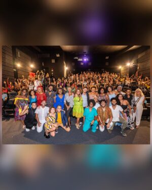 Thiago Almasy Instagram - Hoje marca um ano desde a estreia de @naredeacurta nos cinemas do Brasil, coincidindo com o ano em que fomos selecionados para o Fundo Vozes Negras do YouTube. Isso representa o encerramento de um ciclo muito importante coroado com a realização de um grande sonho. Utilizamos os recursos do fundo para, pela primeira vez, remunerar todos que contribuíram ao longo dos 20 episódios da última temporada. Sim, infelizmente essa foi a última temporada.

Para este projeto, compartilhei minha casa, roupas, cachorros, adereços da minha mãe, minhas histórias e as dos outros, tudo entrelaçado com a experiência de quem abre a porta de casa e reconhece nas ruas o verdadeiro Brasil que sustenta este país: matriarcal, negro, criativo, potente...

Quando alcançamos o sucesso na internet, pedi ao universo que essa história chegasse ao teatro (e chegou) e aos cinemas (também chegou). Nos apresentamos no TCA com duas sessões lotadas, transformamos minha casa em um set de cinema e incluí minha mãe, avó e outros familiares em um longa-metragem. Eu, que criancinha gravava filmes em fitas de VHS graças aos meus pais, fiz um filme! Obrigado @aryrosafilmes e @hermetrica por esse inesquecível presente.

Levei um tempo para reconhecer isso, mas agora percebo que cumpri minha missão quanto ao projeto! Ao longo de quase oito anos, escrevi, atuei, dirigi, produzi e muitas vezes editei os 56 episódios lançados, sem contar os vídeos gravados enquanto ainda éramos FDM, os pocket shows pelo interior do Estado e até fora, nossas atividades no campo publicitário, a dramaturgia do espetáculo (meu primeiro texto para teatro), além da produção de conteúdo para o lançamento do filme.

(continua nos comentários)