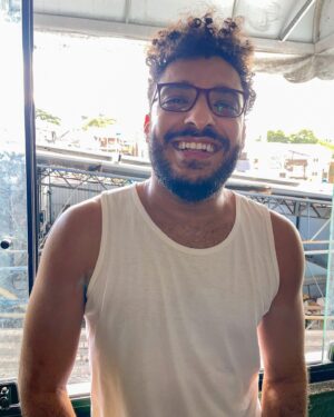 Thiago Almasy Instagram - Homem negro latino americano que adora trabalhar, mas odeia receber menos do que deveria. Um dia eu vou chegar num patamar onde mais ninguém tenha a pachorra de questionar quanto eu cobro. Até lá, sigo entregando beleza e sendo mais bonito e bem humorado que o seu boy (e você sabe disso) 🤡