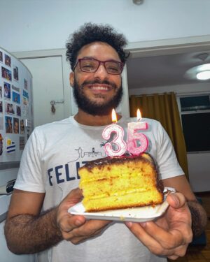 Thiago Almasy Instagram - Parabéns pra mim! Tô cada vez mais saudável (mentira) contrariando as expectativas de muita gente (ninguém). Minha meta era chegar em 100k até meu aniversário e ultrapassamos com folga esse número (toma). Ter disciplina com minha vida digital tem me ensinado bastante (juro). Dedico esse primeiro pedaço a todes que tornam meu dia um pouco melhor em cada interação (vocês). Sou cercado por tanto amor e tenho o privilégio de trabalhar com o que amo! Recebo de braços abertos o que está por vir (tudo) 🏹🏹🏹😘😘😘🙌🏽🙌🏽🙌🏽💦💦💦✨✨✨ 📸 @jell.z