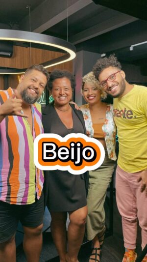Thiago Almasy Instagram - E você, tem alguma história de beijo estranho? Conte pra a gente 😂

O “É sobre atuar”, foi pura resenha. Clique no link da bio para assistir o podcast completo! 

#estaçãocomédia #atuacao #humor
