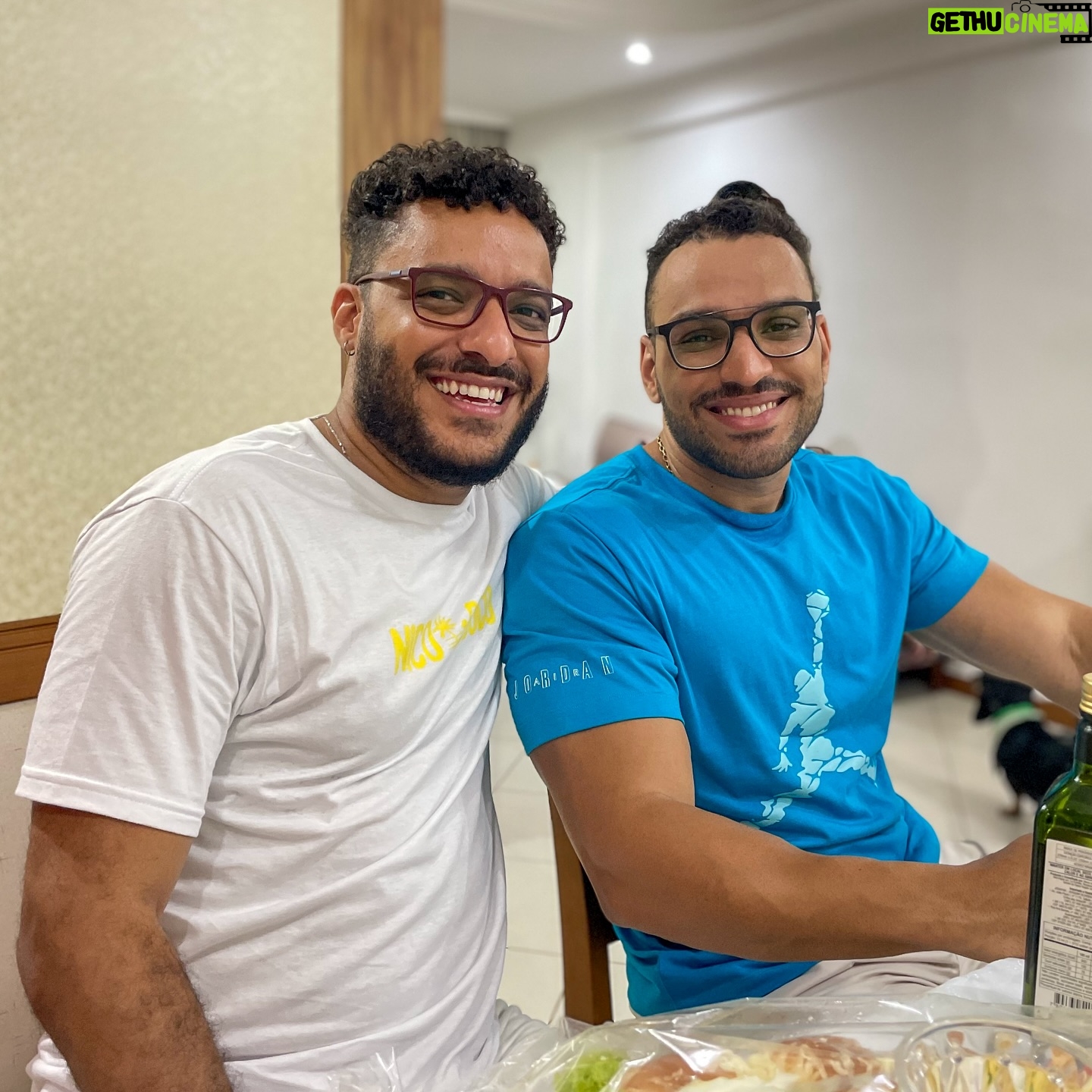 Thiago Almasy - 5.6K Likes - Faz muito tempo que não passo o aniversÔrio dele com ele. Te amo, irmão! Que você conquiste ainda mais!