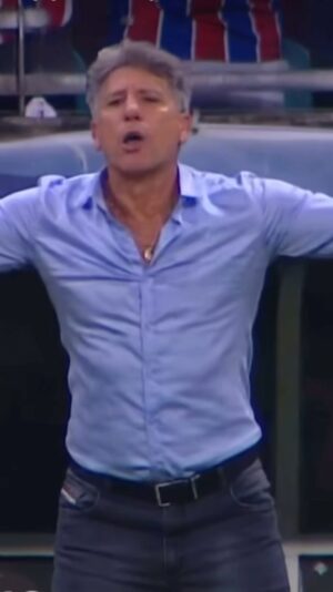 Thiago Asmar Instagram - RENATO GAÚCHO TIROU TODO O BANCO DE CAMPO ANTES DO FIM DO JOGO, REVOLTADO COM O ÁRBITRO! ESSE BRÁULIO É UM DOS ÁRBITROS QUE ADORA FAZER POSE E CHAMAR ATENÇÃO!