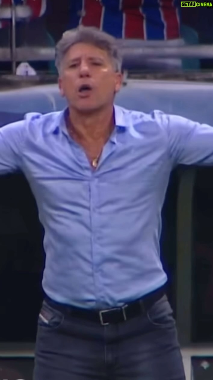 Thiago Asmar - 46.9K Likes - RENATO GAĆCHO TIROU TODO O BANCO DE CAMPO ANTES DO FIM DO JOGO, REVOLTADO COM O ĆRBITRO! ESSE BRĆULIO Ć UM DOS ĆRBITROS QUE ADORA FAZER POSE E CHAMAR ATENĆĆO!