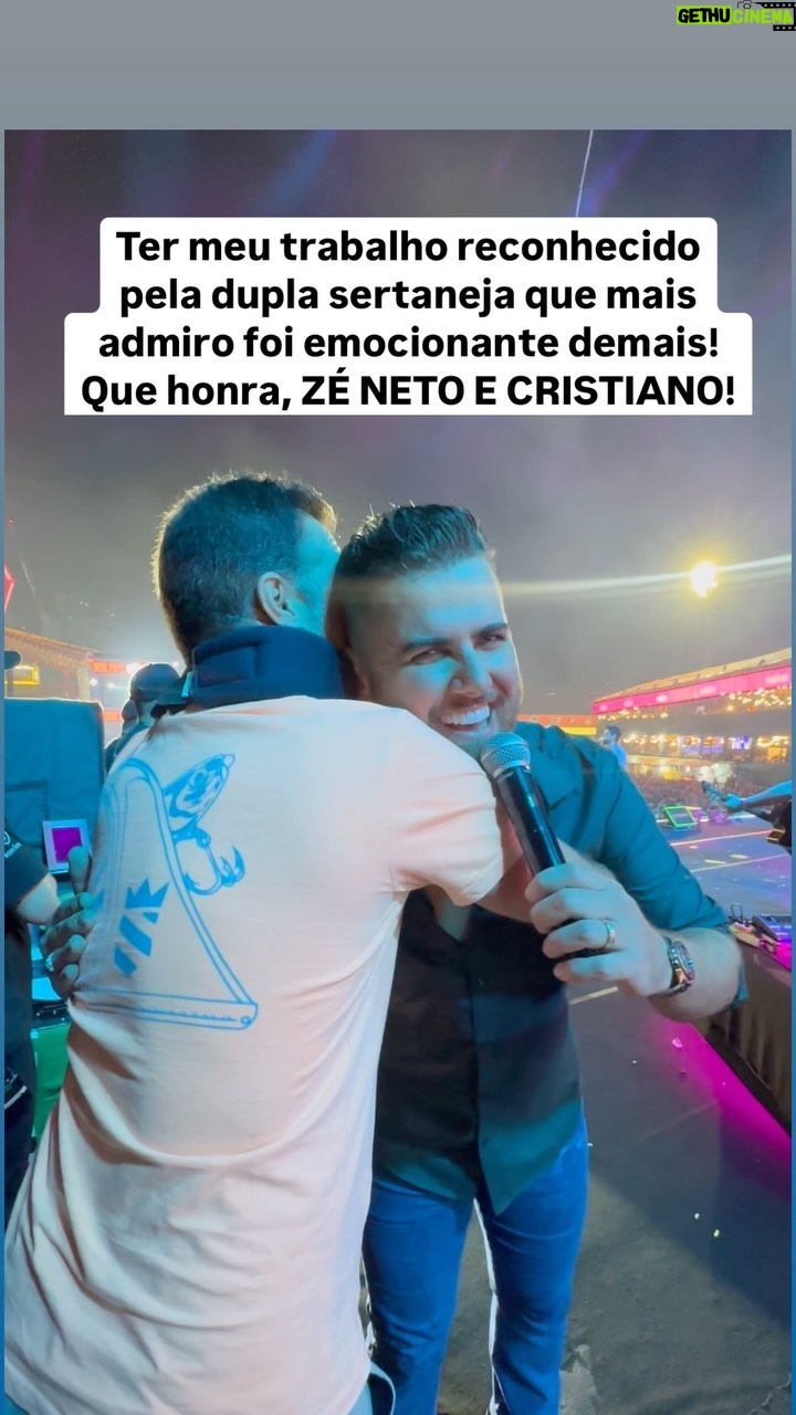 Thiago Asmar - 40.8K Likes - FOI UMA HONRA TER MEU TRABALHO RECONHECIDO PELA DUPLA SERTANEJA QUE MAIS ADMIRO! QUE HONRA, @zenetoecristiano ! DOIS EXEMPLOS DE CONSERVADORES COM VALORES, QUE LOTAM TODOS SEUS SHOWS SEM PRECISAR BABAR OVO DE POLĆTICO PRA RECEBER DA LEI ROUANET! AGRADECIMENTO ESPECIAL AO @apostaganha.oficial e meu amigo @igor.ssa que me levou ao palco!